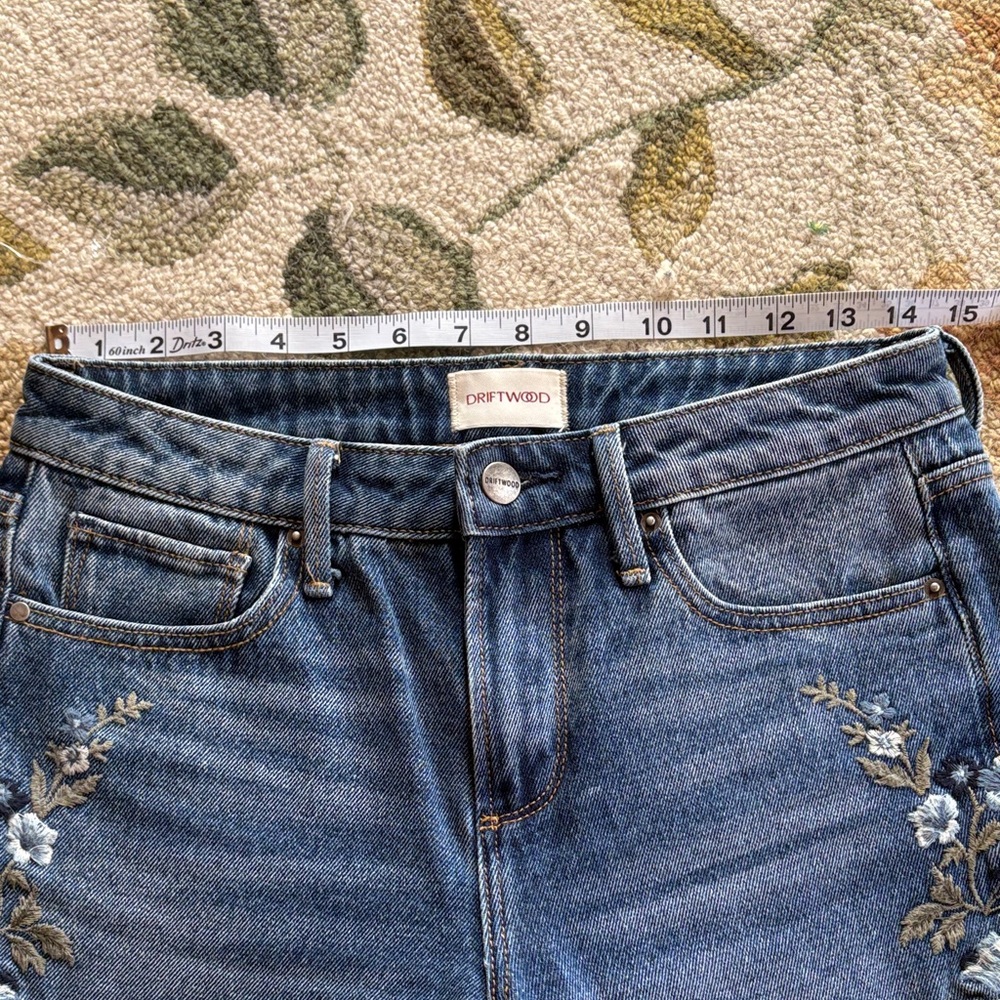 Floral Embroidered Women's Jeans - Picture 5 of 6